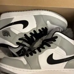 ナイキエアジョーダン1ミッド”ライトスモークグレー/ホワイト/ブラック”