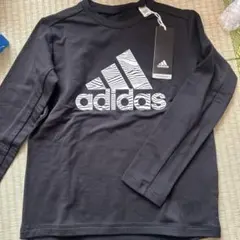 新品　adidas ブラック 長袖　Tシャツ　トレーナー　薄手　130