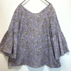 INNOWAVE バックボタン花柄ブラウス(40) 紫 フレア袖