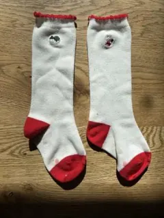 ベビー靴下 クリーム色と赤 フリル付き