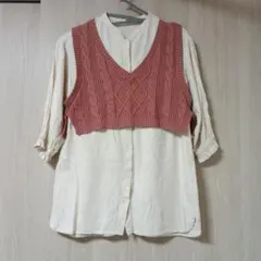 アイボリーシャツとピンクニットベスト