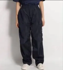 新品、半額以下　ネイビー ストレートパンツ