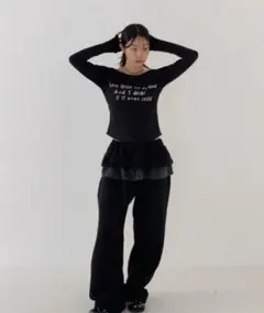 フリル付きブラックスウェットパンツ