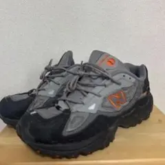 New Balance スニーカー 703 グレー/オレンジのサムネイル