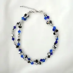 幾何学的デザインのビーズネックレス