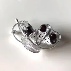 レトロ　花モチーフブローチ　赤い石付き　シルバー系　ヴィンテージ