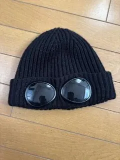 C.P. COMPANY サングラス付きニット帽
