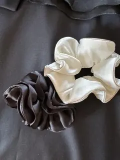 サテンフリルヘアシュシュ 黒白セット