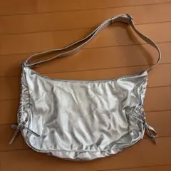 シルバー 合成皮革 ショルダーバッグ ギャザー入り