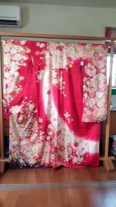 京友禅振袖赤地に花柄に熨しの豪華な逸品未着用品に近いレンタル振袖より安く貴重品。