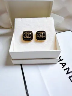 人気デザイン　CCロゴ ピアス　ブラック　ゴールド　　 　CHANELノベルティ