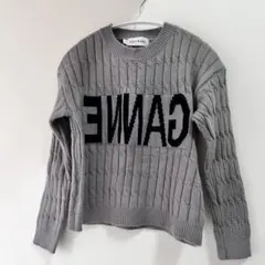 ALICE WANG グレー ケーブルニット ロゴセーター