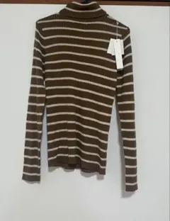 ブラウン/ホワイトストライプ タートルネック ニット