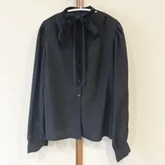黒いリボン付きボウタイブラウス