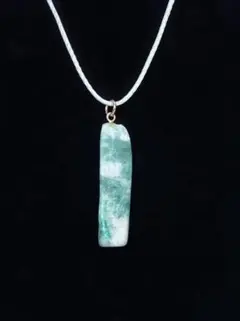 658 糸魚川翡翠　天然石 緑色 ペンダント　産地：糸魚川