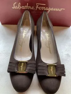 【新品未使用】Salvatore Ferragamo ヴァラ パンプス ブラウンのサムネイル