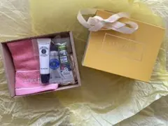 ロクシタン　ハンドタオル　SHリップバーム＆ハンドクリームギフトセット