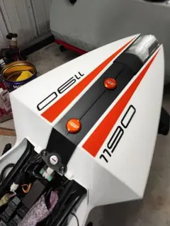 RC8R KTM パワーパーツ　シートロックカバーのサムネイル