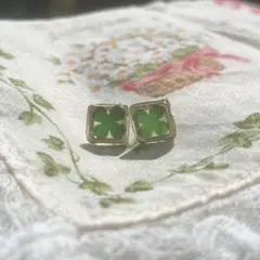 ハンドメイドピアス　クローバー　レジン