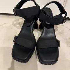 値下げ【 yello 】ブラック　サンダルのサムネイル