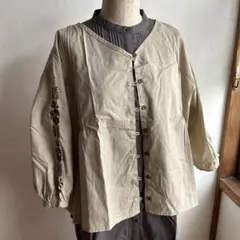 Samansa Mos2 袖刺繍ピンタックブラウス ベージュ フリー　新品のサムネイル