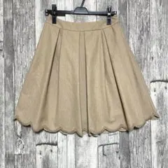 美品　TO BE CHIC M ベージュ スカラップヘム ミニスカート プリーツ