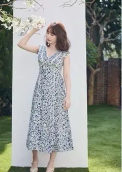 Her lip to Lace trimmed floral dress