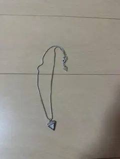 guess 三角形クリスタルペンダントネックレス