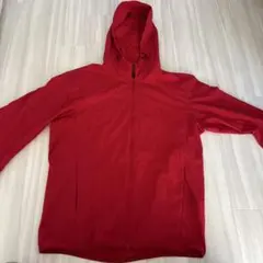 赤いフード付きナイロンジャケット