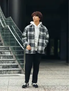 ユニクロ　オーバーシャツジャケット　グレーとホワイトのチェック柄ジャケット　s