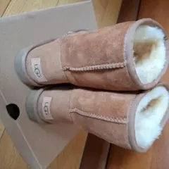UGG W CLASSIC SHORT II 7 CHE