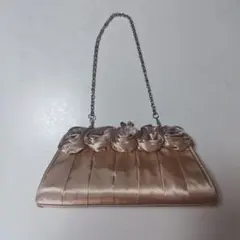 ベージュ サテン パーティーバッグ フラワーモチーフ