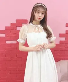 ブローチ付きケープマキシワンピース rojita - メルカリ