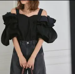 新品タグ付きHER. ハー オフショルダーボリュームスリーブカットトップス 黒 未使用】HER. オフショルダーボリュームスリーブカットトップス black