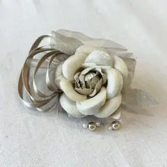 ゴールドとベージュの花のコサージュ