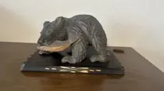 木製クマと魚の彫刻