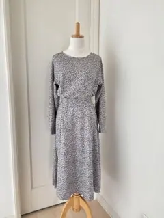 Index グレーと黒の花柄長袖　ロングワンピース