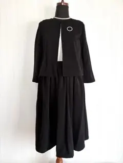 卒業・入学スーツ　黒　フレアーギャザースカートとジャケット