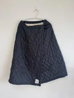 黒いキルティングスカート　寒さ対策　スポーツ観戦