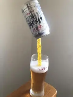 食品サンプル　持ち上げビール　アサヒスーパードライ　水滴付き