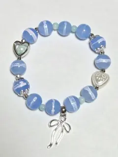 青色ピンクのストライプ ガラスビーズブレスレット ハートモチーフ リボンチャーム