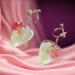 水彩画のようなピック型のイヤリング