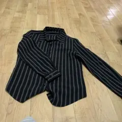 黒と白のストライプ長袖シャツ