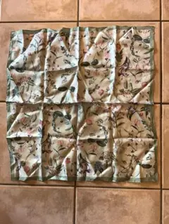 【美品】JILL STUART 花柄シルクスカーフ 約58cm x 58cmのサムネイル