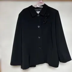 黒のテーラードジャケット フラワーモチーフ付き