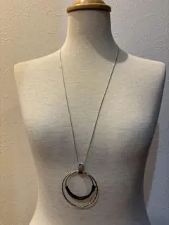 シルバーと黒の二重リングネックレス