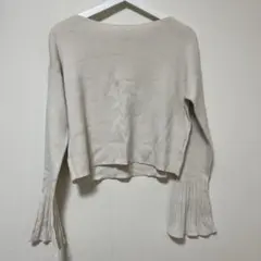 ベージュ フレアスリーブ ニット