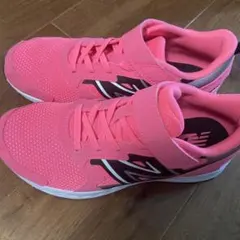 New Balance ピンクスニーカー 23.5cm