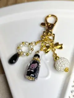 黒いボトル型チャームとパールリング♡