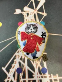 猫の刺繍ブローチ　　　パンダと共に